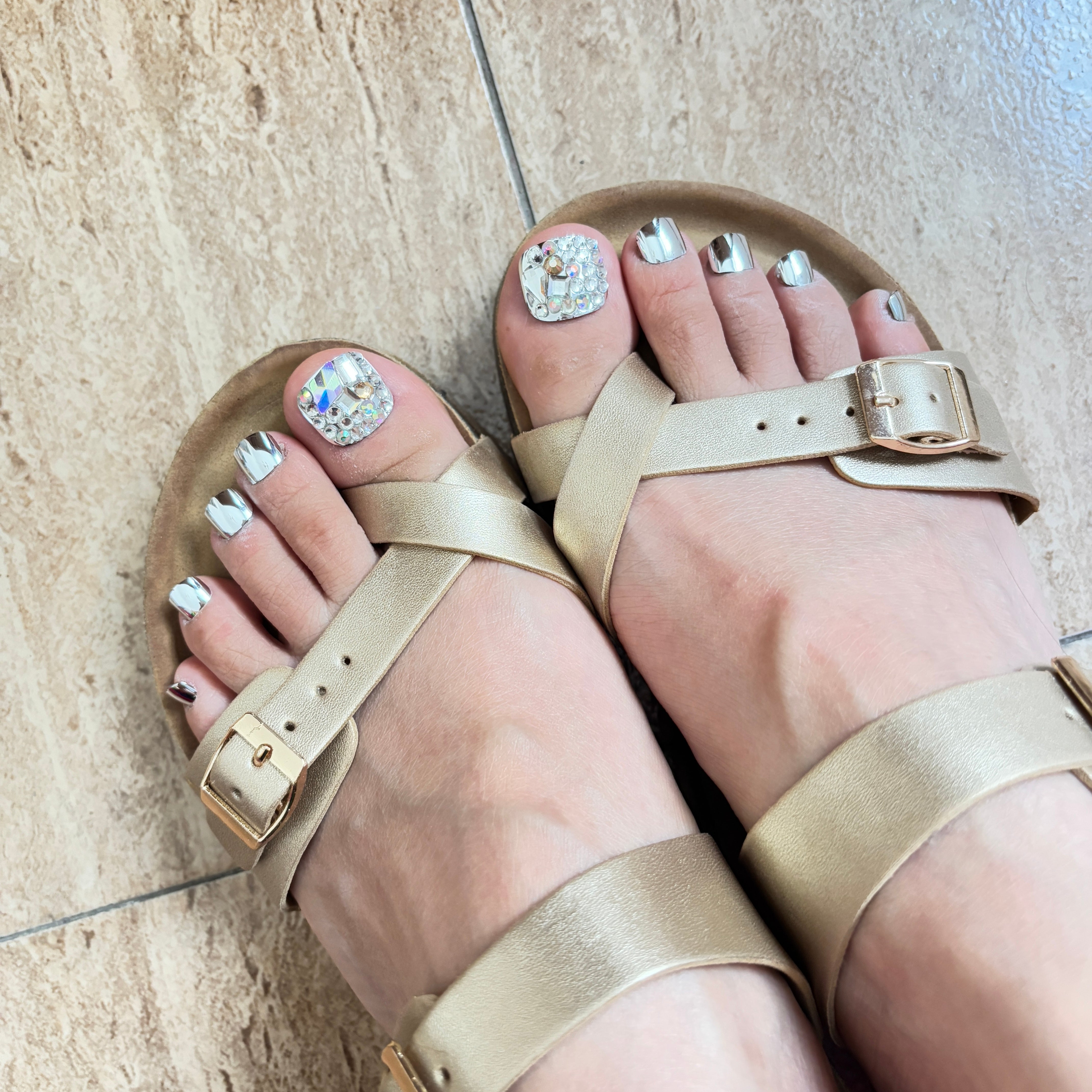Luna de Espejo – Uñas Postizas para Pies con Efecto Cromado y Glitter