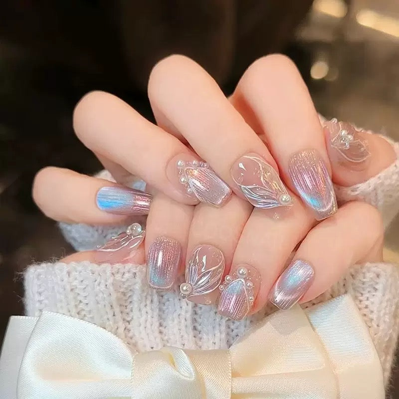 Sirena Boreal – Uñas Postizas con Efecto Ojo de Gato, Relieves de Perlas y Acabado Aurora