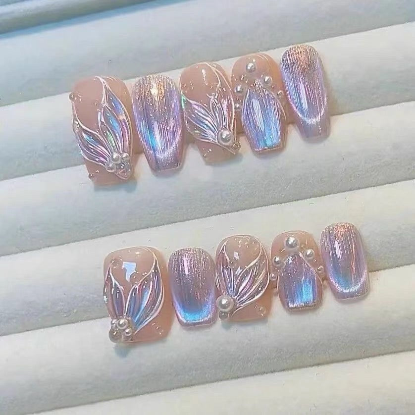Sirena Boreal – Uñas Postizas con Efecto Ojo de Gato, Relieves de Perlas y Acabado Aurora